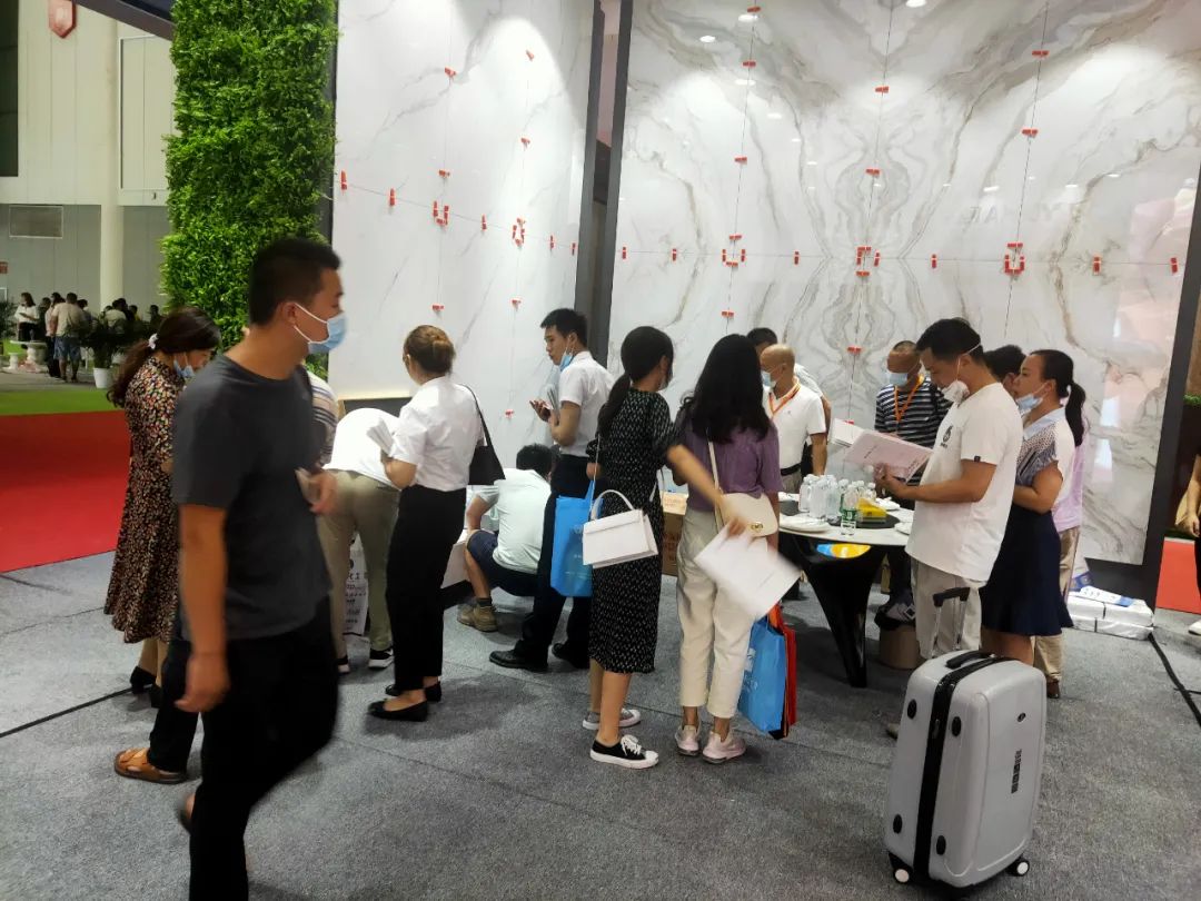 高定風口下，巖板是否會成為瓷磚行業(yè)進軍定制家居產(chǎn)業(yè)的“殺手锏”？(圖4)