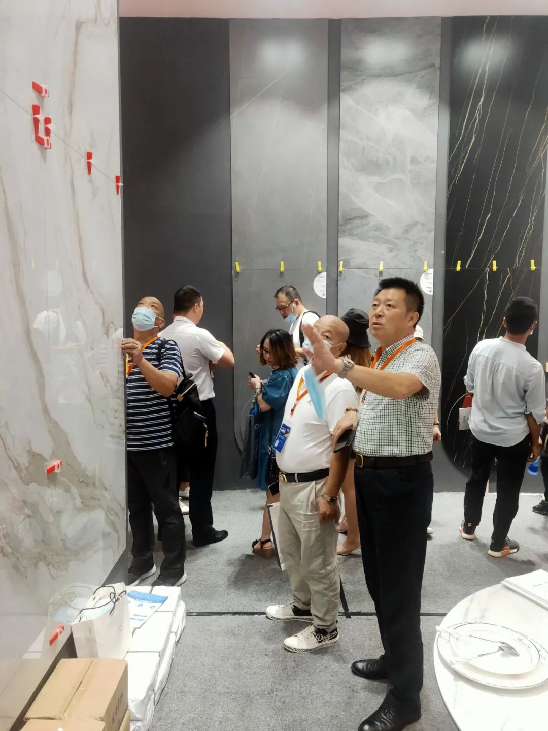 高定風口下，巖板是否會成為瓷磚行業(yè)進軍定制家居產(chǎn)業(yè)的“殺手锏”？(圖2)