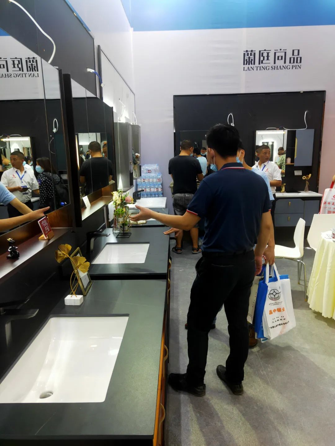 高定風口下,巖板是否會成為瓷磚行業(yè)進軍定制家居產(chǎn)業(yè)的“殺手锏”?(圖5) 高定風口下,巖板是否會成為瓷磚行業(yè)進軍定制家居產(chǎn)業(yè)的“殺手锏”?(圖5)